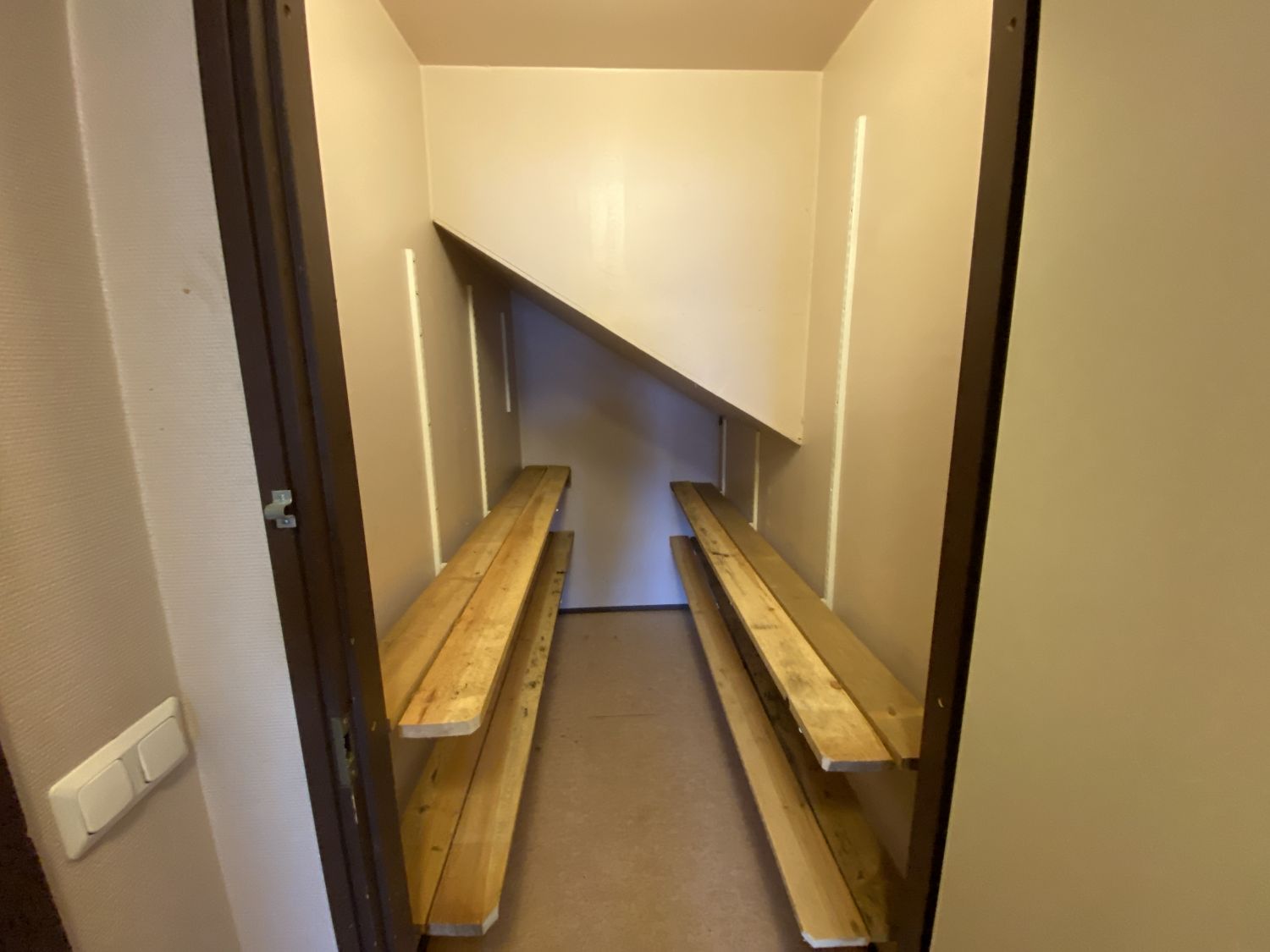 Portaiden alla varastotila