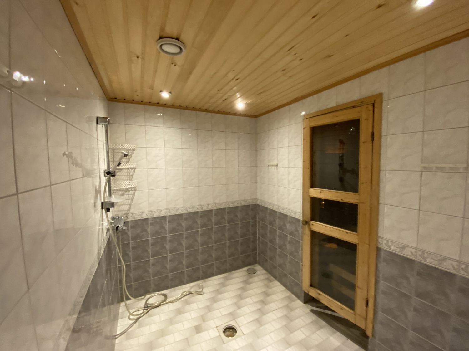 Sauna ja suihkuhuone