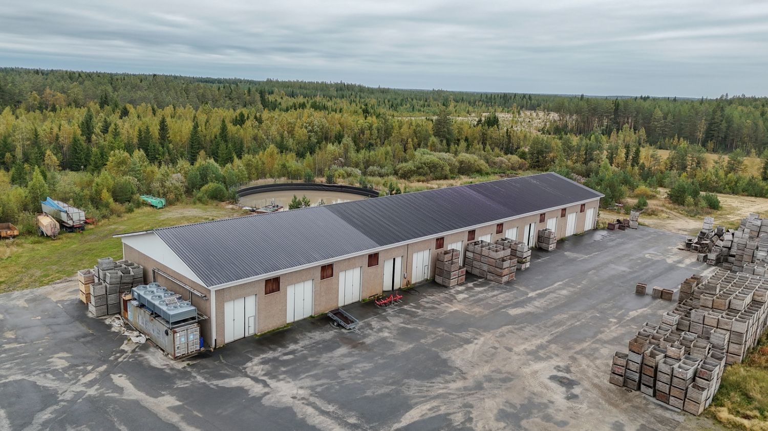 Hallirakennus Isojoella, 3,5 kilometrin etäisyydellä keskustasta.Jykevä, elementtirunkoinen halli rakennettu vuonna 2005 juuresvarastoksi.Seinärakenteena 280mm elementti. Rakennuksen kerrosala noin 1637 neliötä.Rakennuksen mitat noin 78X21 metriä. Rakennuksessa kolme likimain samankokoista til...