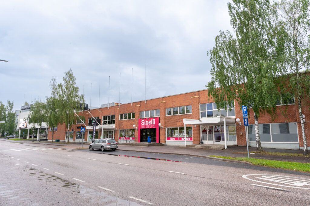 Täyteen vuokratusta liikekiinteistöstä Vantaan Varistossa vuokrattavissa katutason myymälä- ja showroom-tila, jonka kokonaispinta-ala on noin 620 m2. Tilassa on nosto-ovi, ja sen yhteydessä sijaitsevat toimistohuone, sosiaalitilat ja keittiö. Liiketilan korkeus on noin 6 metriä, ja siihen on selkeäs...