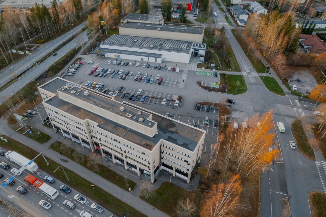 Erinomaisella paikalla sijaitseva toimistotila Vantaan Vapaalassa, pinta-ala 185 m². Tilassa on keittiö sekä 2 WC:tä. Kohteessa 10 eri kokoista toimistohuonetta. Kiinteistö sijaitsee Kehä-I ja Kehä-III välissä, Vihdintien varrella.