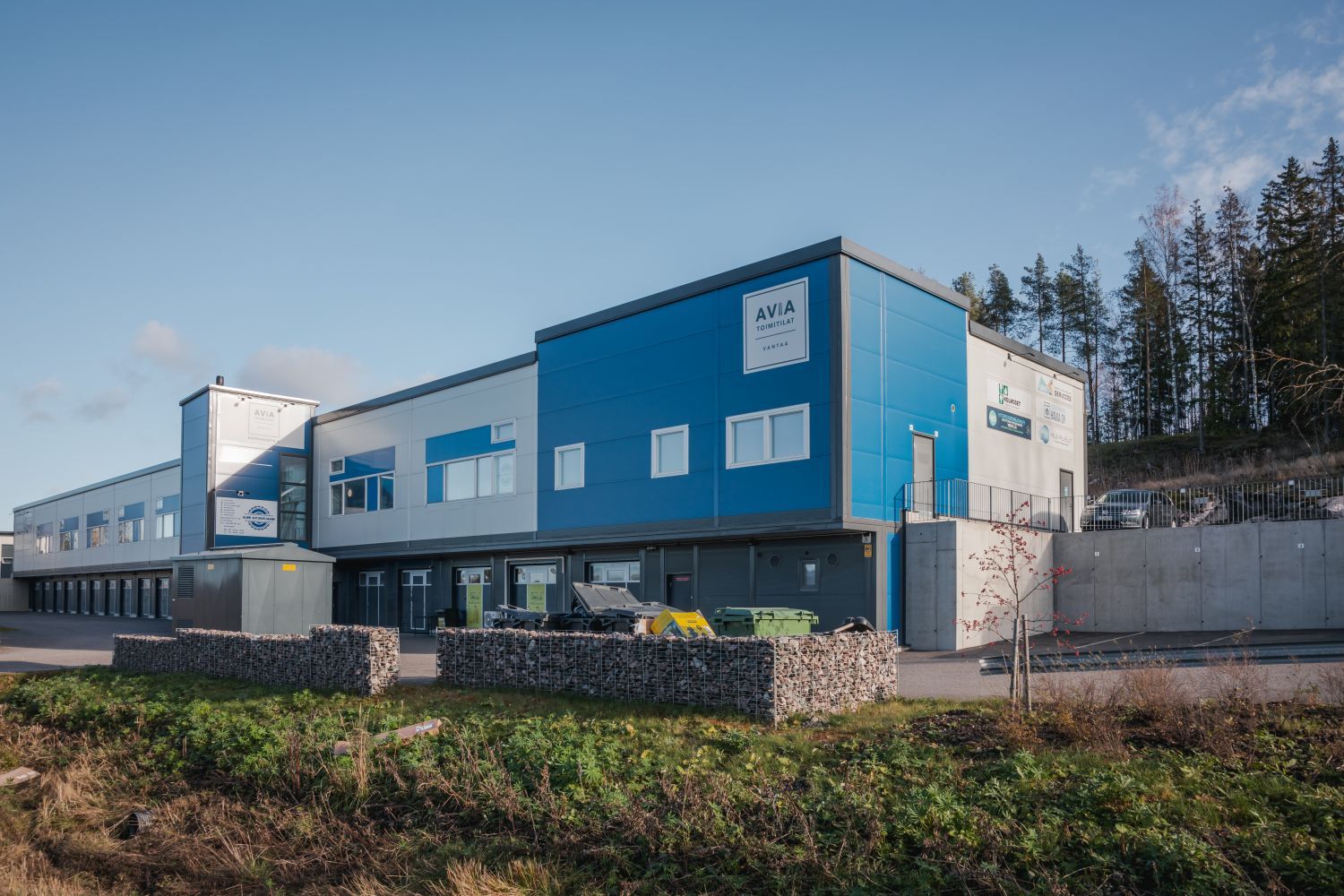 Tarjoamme vuokralle joustavia tuotanto-, logistiikka- ja varastotiloja Vantaan Viinikkalassa, Katriinantie 3. Joustavat tilakoot 37-151m²