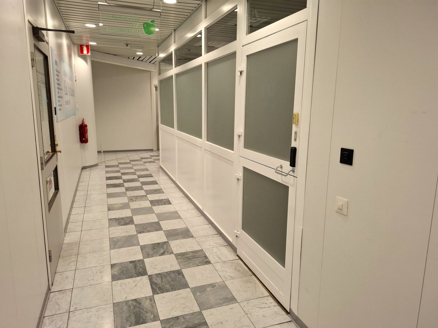 Toimiston ovi ulkopuolelta