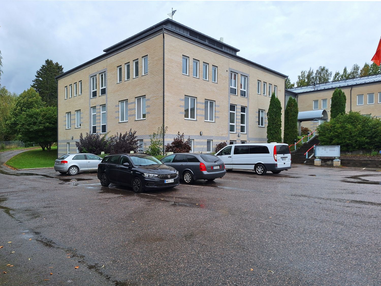 Iso toimistotila vuokrattavana ison koulutuskiinteistön tiloissa Porvoossa!