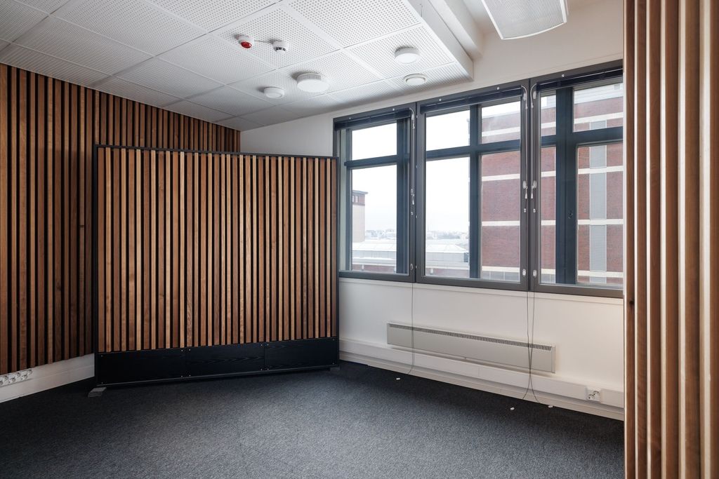 Toimistotilaa loistavalla sijainnilla Helsingin Ruoholahdessa. 

Tämä 282,5m² huonetoimisto sijaitsee kiinteistön B-rapu...