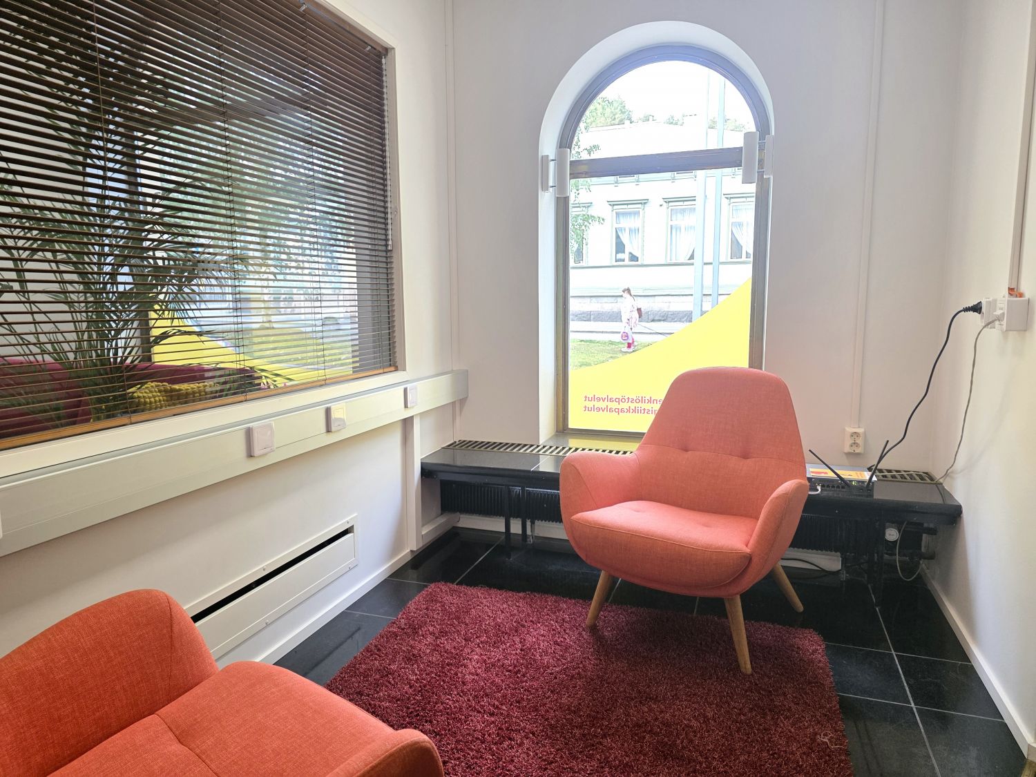 Kaari-ikkuna ja näkymä Yliopistonkadulle