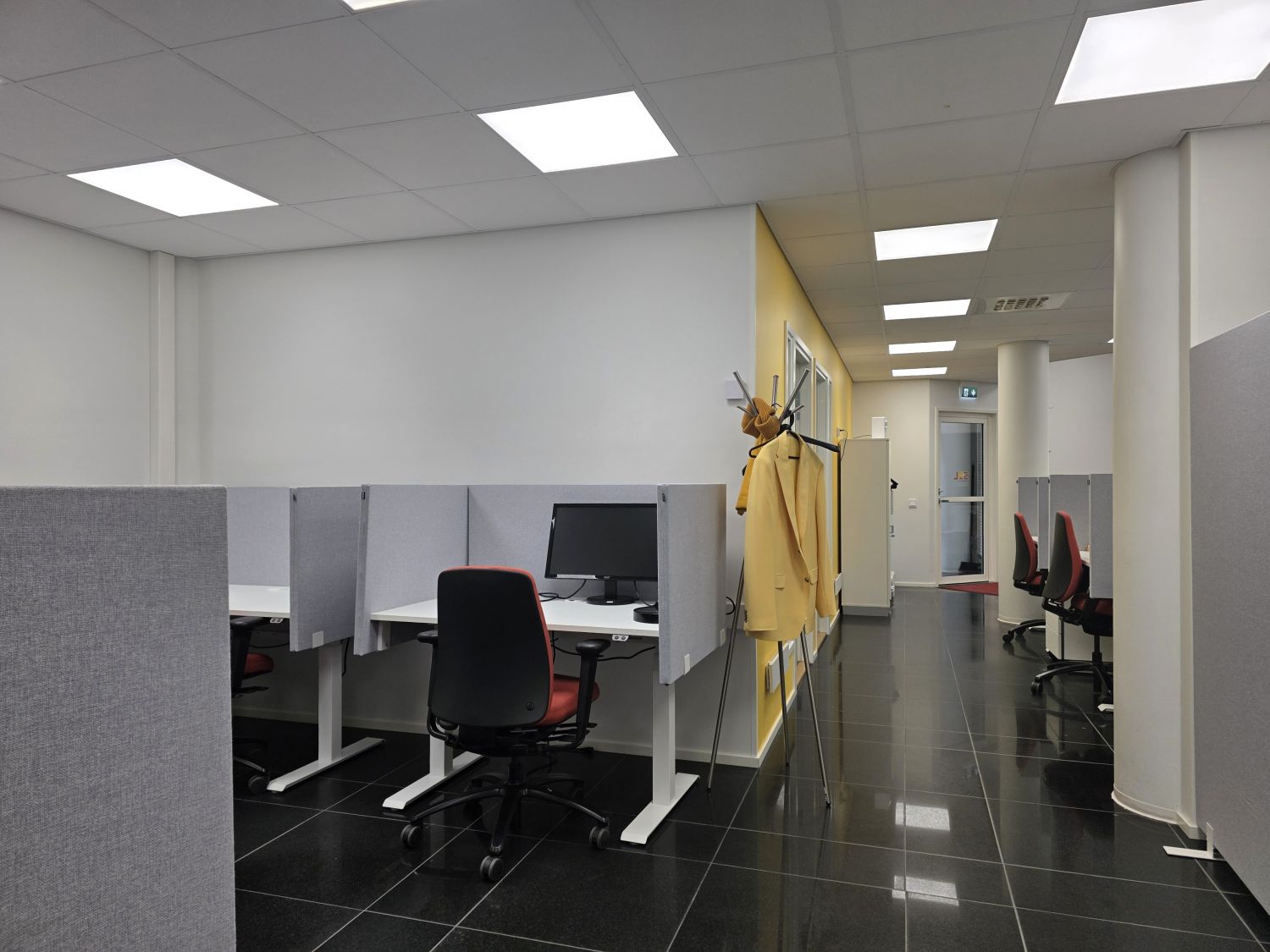 Työpisteitä ja käytävä