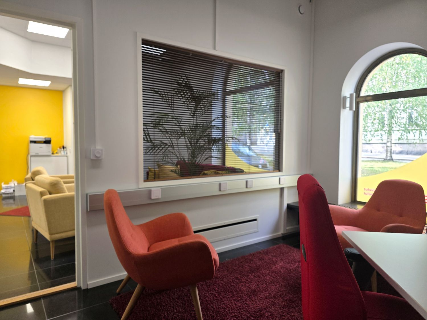 Työhuone jossa kaari-ikkuna