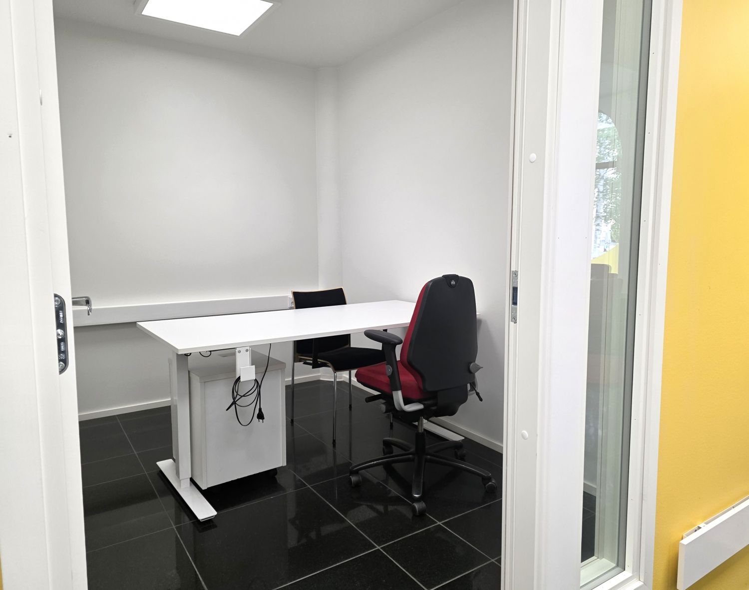 Työhuone sisääntulon vieressä