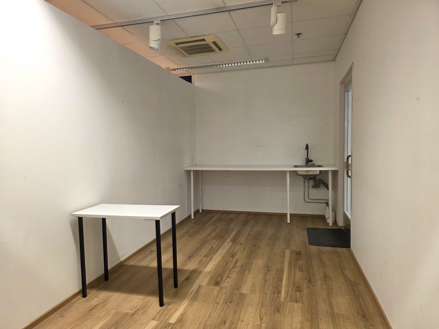 Huone liikkeen sivusisäänkäynnin yhteydessä