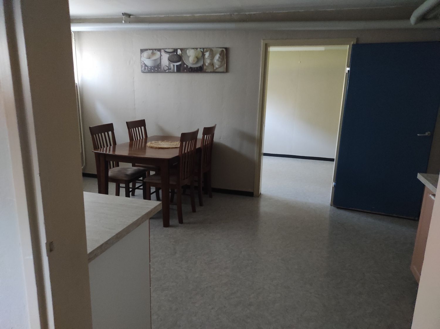 Siisti katutason tila, johon on esteetön pääsy.