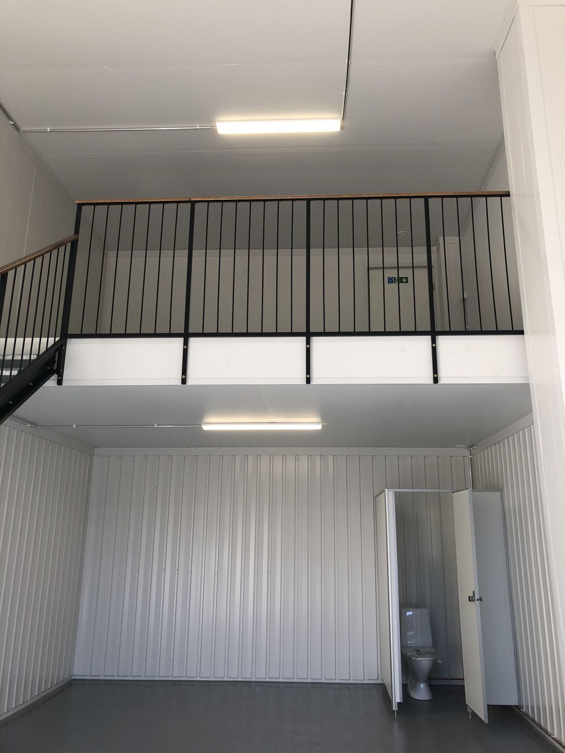 Helsingin Suutarilan Talliosake 2 monikäyttöinen varasto, autotalli, harraste-, toimitila 34. Tilassa jo valmiina parvi ...