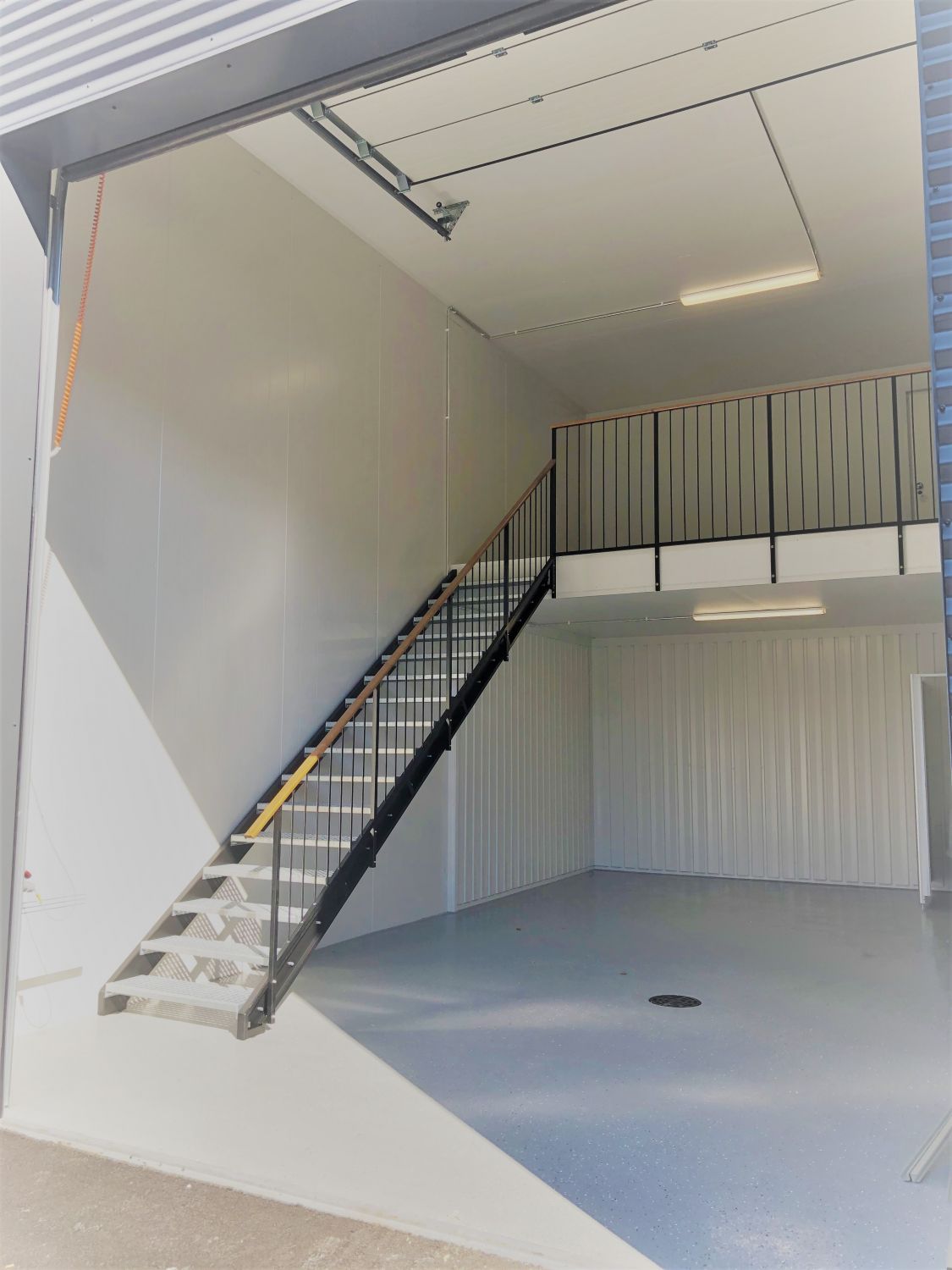 Tilakuva ulkoa sisälle päin