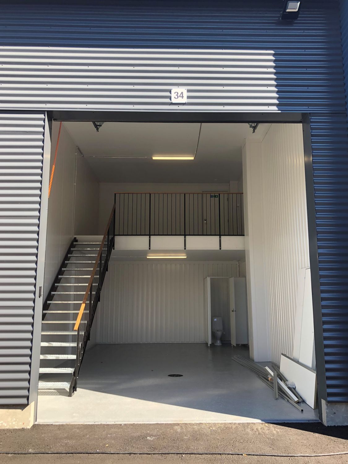 Tilakuva ulkoa sisälle päin