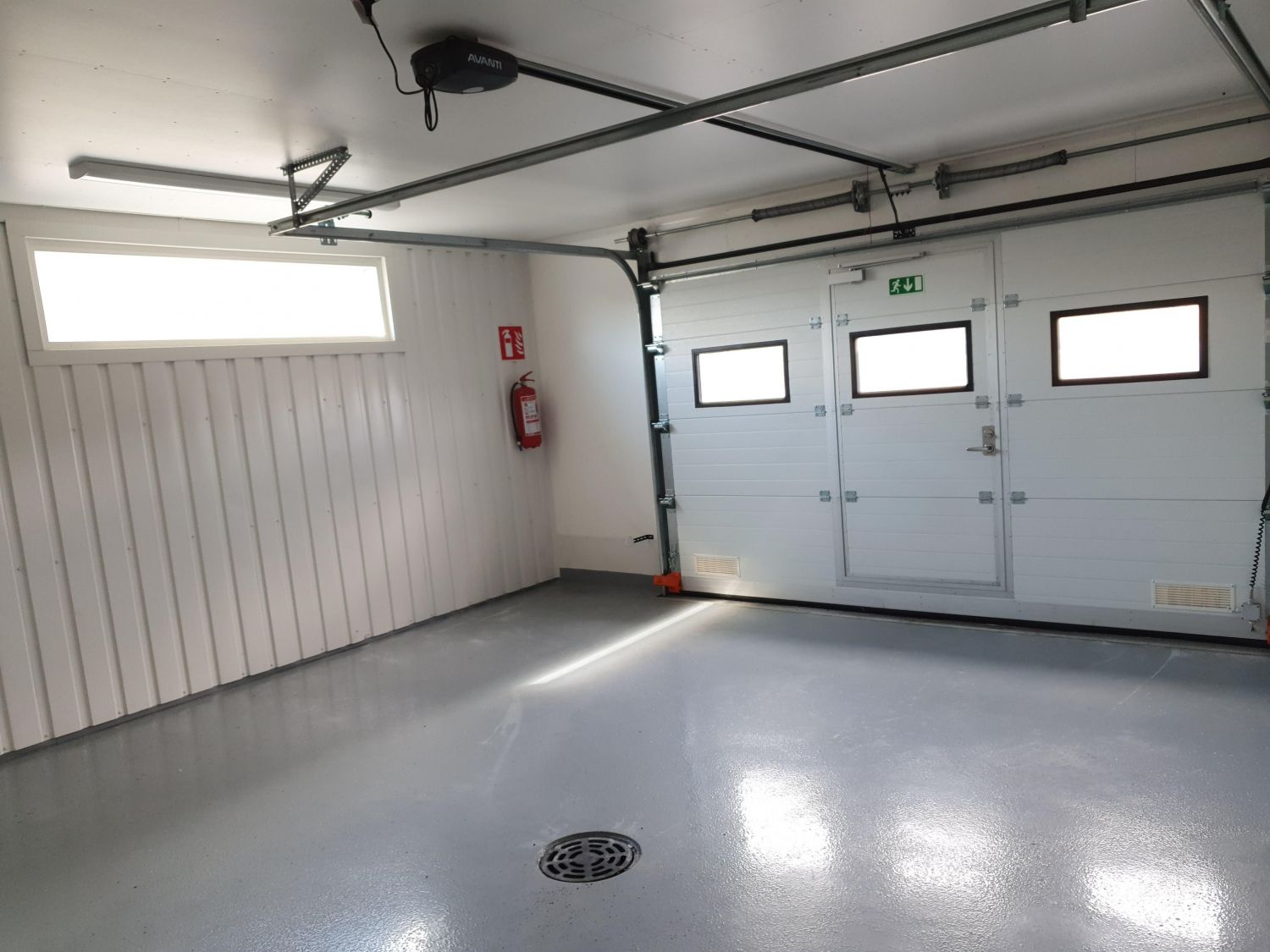 Riihimäen Talliosakkeelta monikäyttöinen, näppärän kokoinen ikkunallinen ja valoisa kulmavarasto, autotalli, harraste-, ...