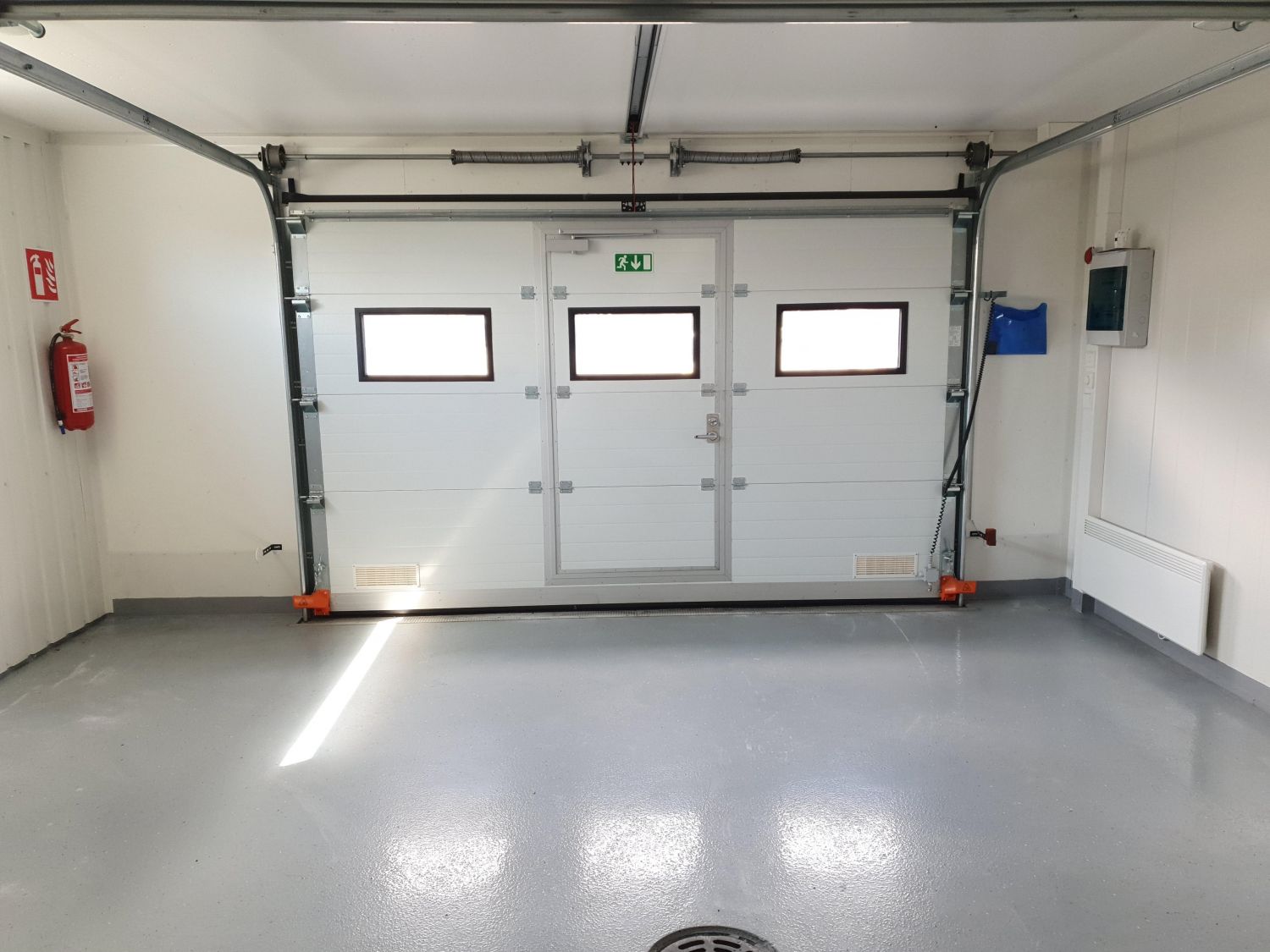 Sähköinen nosto-ovi sisältä