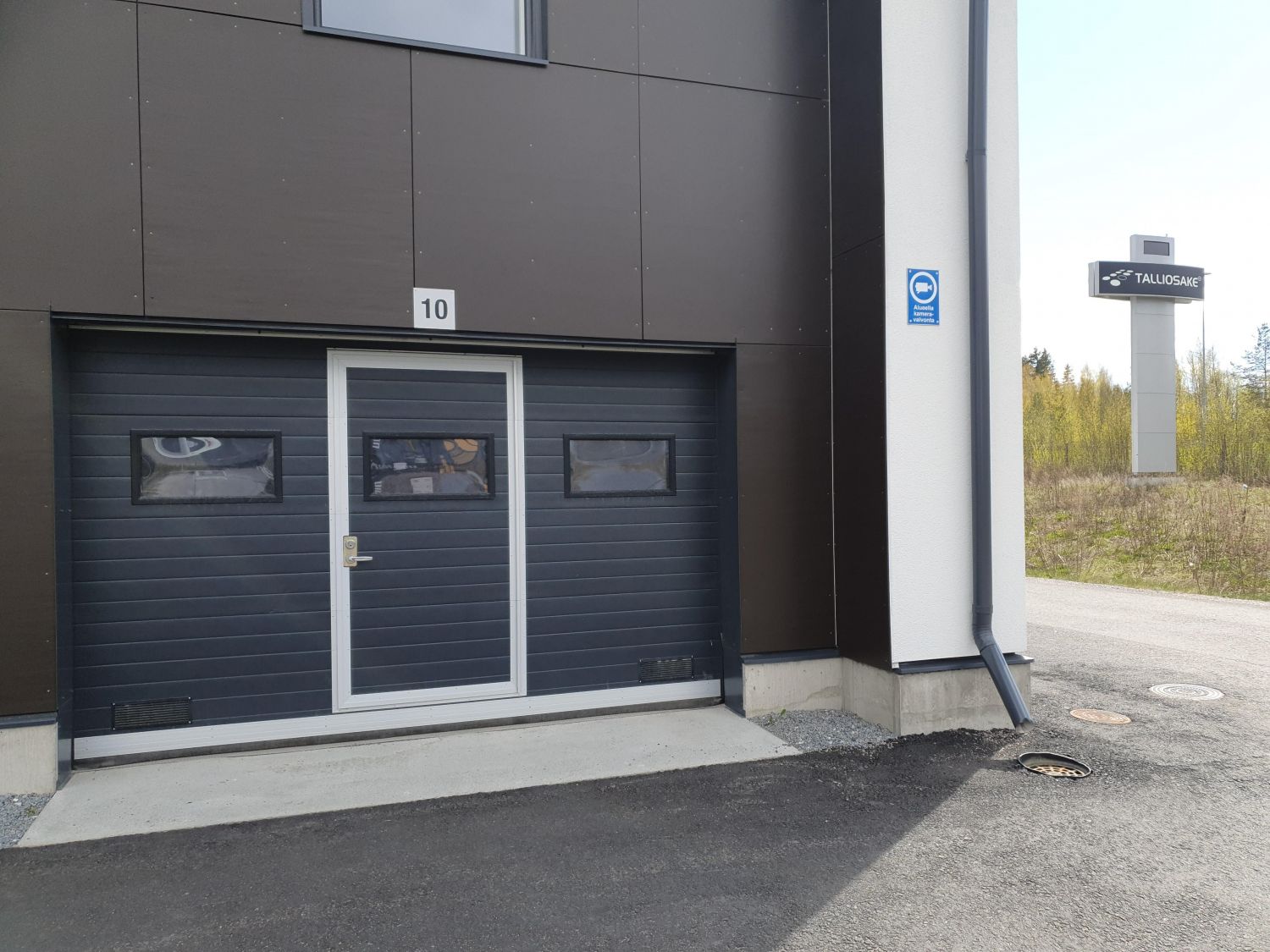 Kulmatilan julkisivu ulkoa