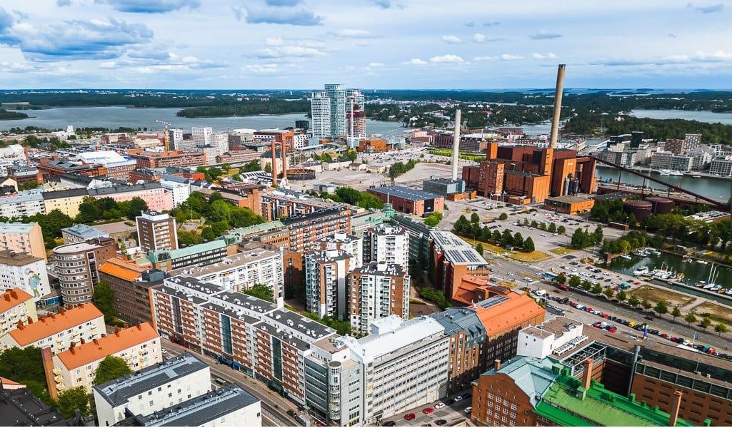 Viidennen kerroksen siisti ja valoisa monitilatoimisto. Havainnekuvat talon muista toimistoista. Tilasta upeat maisemat ...