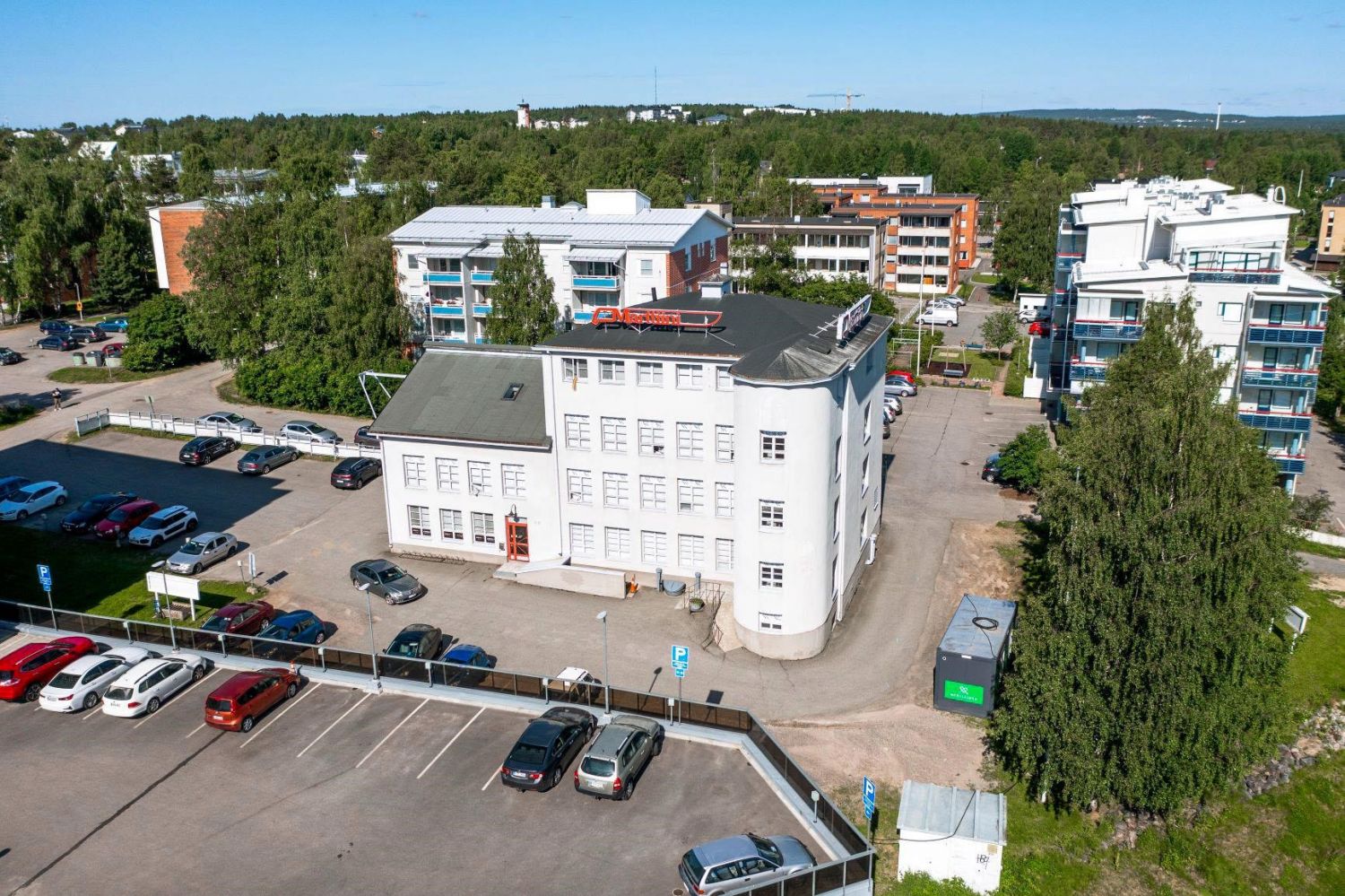 Vapaana kokonainen kerros Rovaniemen keskustan tunnetuimmasta maamerkeistä, Marttiinin vanhasta puukkotehtaasta. Useita valoisia toimistohuoneita käsittävässä toisessa kerroksessa on viime vuosina toiminut neuvola. Rakennuksessa toteutettiin vuosina 1996 - 1998 täydellinen peruskorjaus, mikä mahdoll...