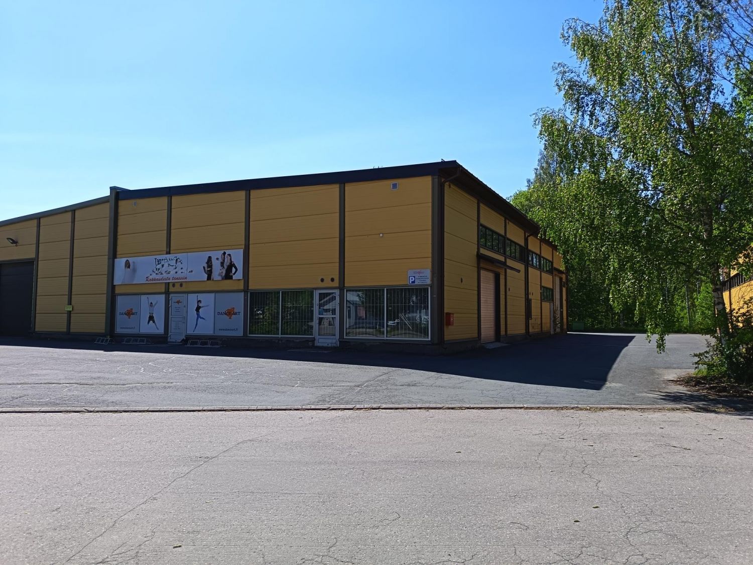 Hyvällä paikalla sijaitseva halli, joka soveltuu myymälä-, tuotanto- tai varastotilaksi. Ikkunat ja käyntiovi Ahokaaren puolella.