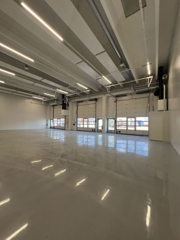 Vuokrattavana 612m2 6-nosto oven läpiajettavaa hallitilaa. Pihatilaa 3kpl täysperälle hallin edustalla.Mahdollisuus vuokrata myös kenttää 1000-10000m2.