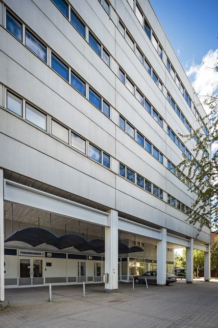 Julkisivu sisäänkäynnin puolel