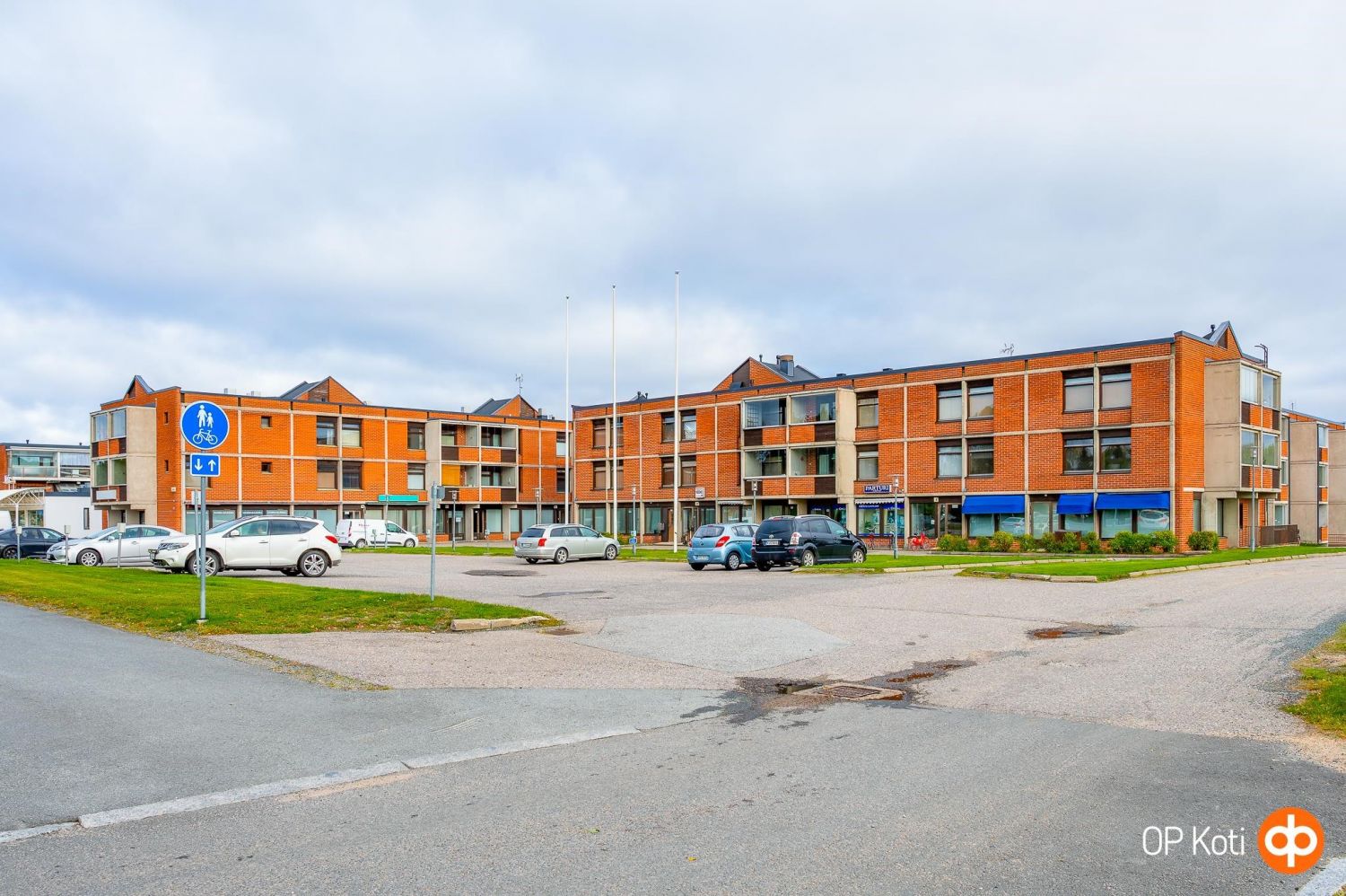 Tarvitseeko yrityksesi, järjestösi tai seurasi toimitilaa harrastamista ja kokoustamista varten?Nyt tarjolla iso kokous/harrastetila sosiaalitiloineen keskeiseltä paikalta Kitkantieltä, keskeisen sijaintinsa ansiosta tilat soveltuvat mainiosti esimerkiksi yrityksen toimistoksi, asiakastapaamisiin, k...