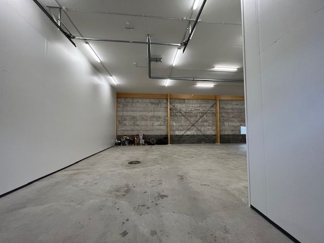 Autohalli/varastotila, jossa toimistotilaa sekä sosiaalitilat (keittiö, pukuhuone ja wc sekä suihkutila). Pinta-ala n. 3...