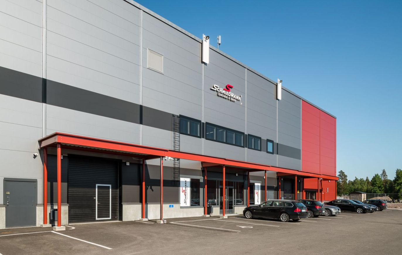 STC Pressi - Varasto  1 375 m² + parvi 126 m² + toimisto ja myymälä 483 m², yht. 1984 m²