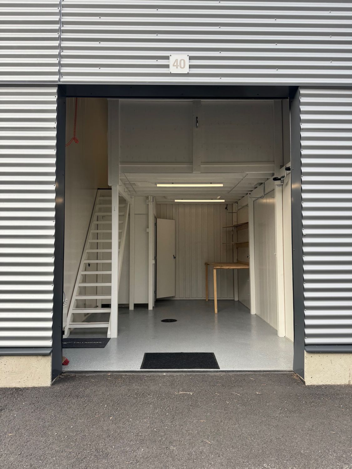 Tilakuva ulkoa sisälle päin