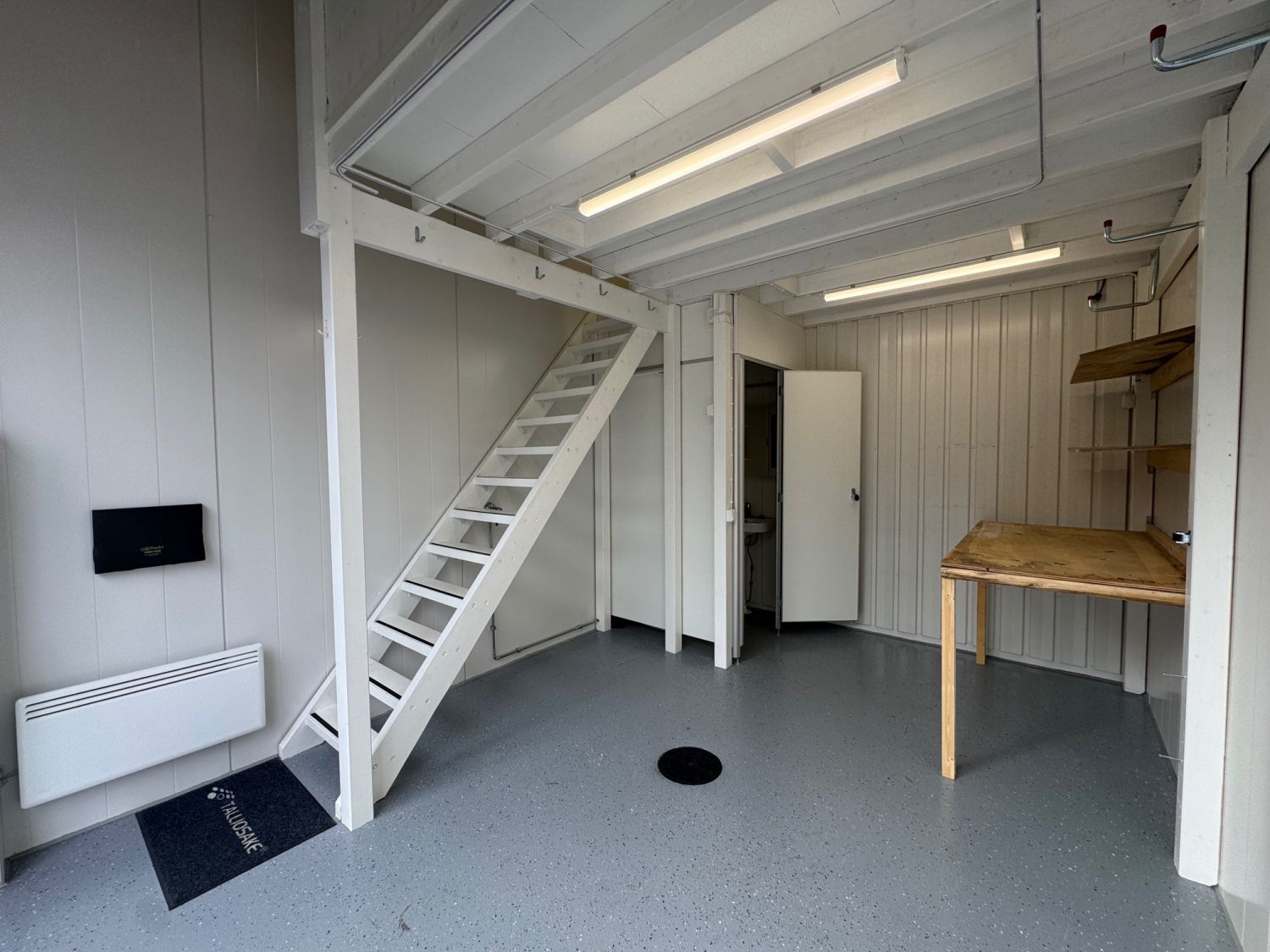 Suositulta Ratamotien Talliosakkeelta monikäyttöinen näppärä päätyvarasto, talli, harraste-, toimitila 40. 
