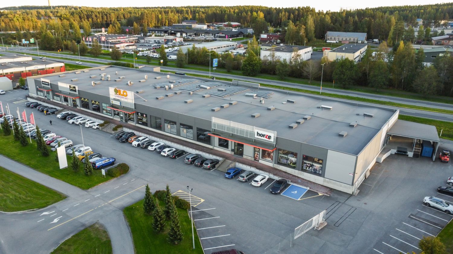 Monikäyttöistä toimitilaa erinomaiselta paikalta.