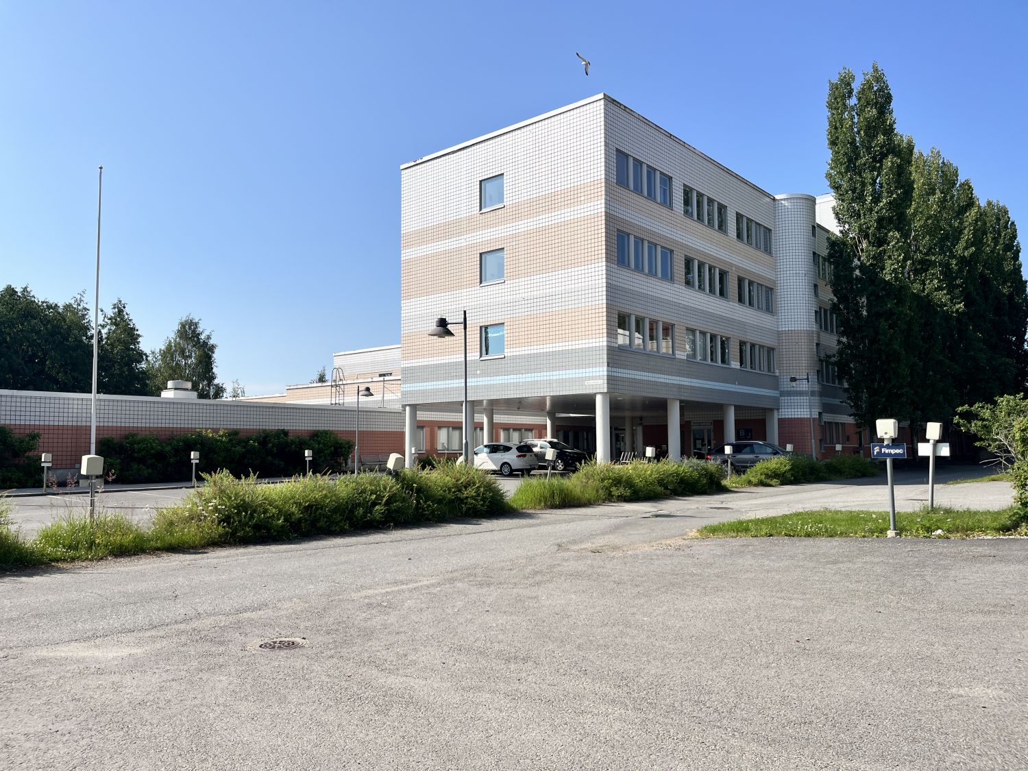Hyvien kulkuyhteyksien varrella, kävelymatka keskustasta - siistiä toimistotilaa kiinteistön neljännestä kerroksesta...