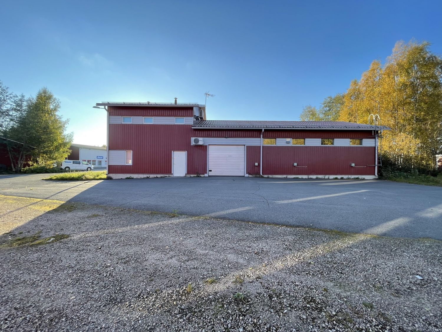 Kaakkurissa, Tuotekuja 3, vuokrataan kahden kerroksen toimitilakokonaisuus. Asfaltoidulla piha-alueella on kolme lämpöpaikkaa autoille.  1. kerroksessa halli, joka on 3.5m korkeaa tilaa, yhteensä noin 100m2. Hallin sisällä olevia huoneita onnistuu purkaa, jolloin saadaan avotilaa enemmän. Katutaso...