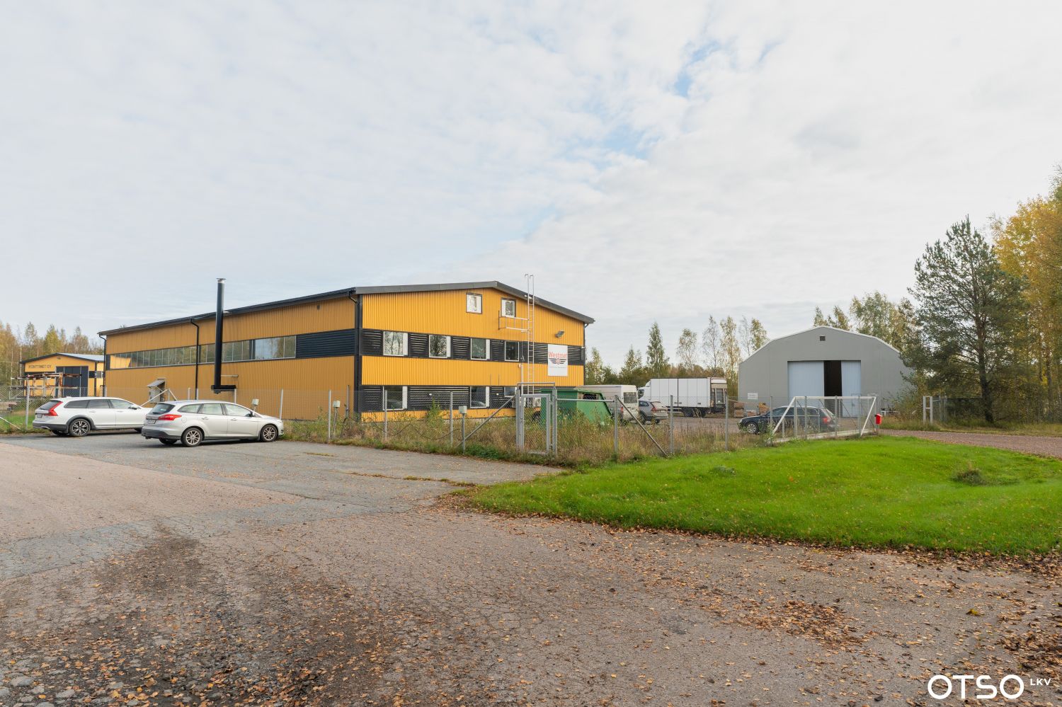 Teollisuushalli jossa katossa kolme nosturia, soveltuu monenlaiseen toimintaan. Pihassa lisäksi hyväkuntoinen pressuhalli. Tilan koko 0,8511 ha.Teollisuushallin yhteydessä sosiaalitilat, sauna, suihku, wc. Valoisat toimistotilat sekä yläkerrassa yksiö.Hyvä sijainti lähellä valtatie 2, helppo tull...