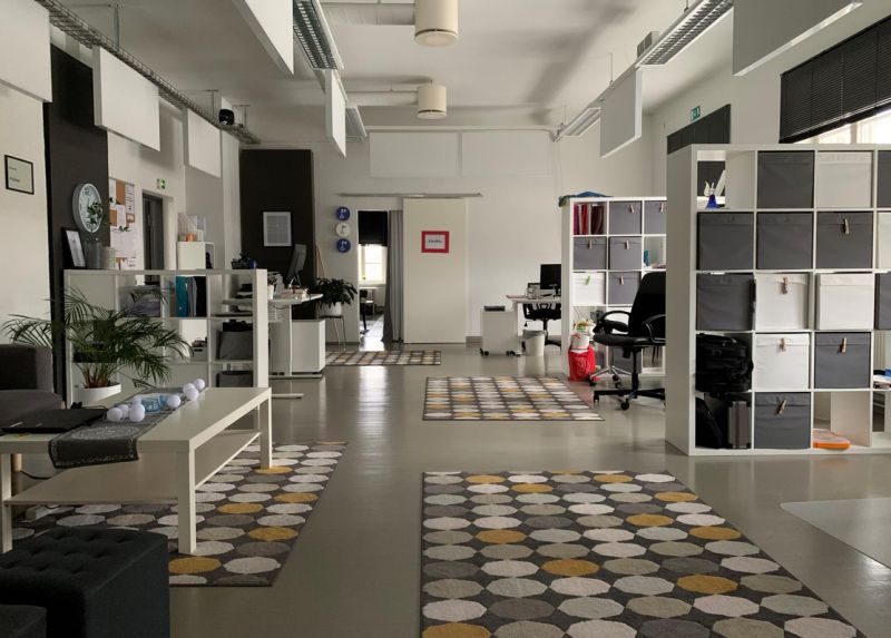 sisäkuva toisen kerroksen toimistotiloista