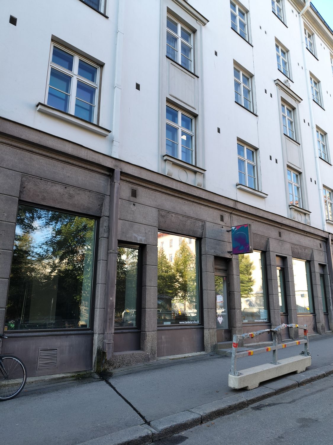 Katutasossa liiketilaa noin 85 neliötä, jossa mukana toimisto-/taukotila. Tämän lisäksi iso varasto (66m2) löytyy kellarista. Tila viilenee ilmalämpöpumpulla.