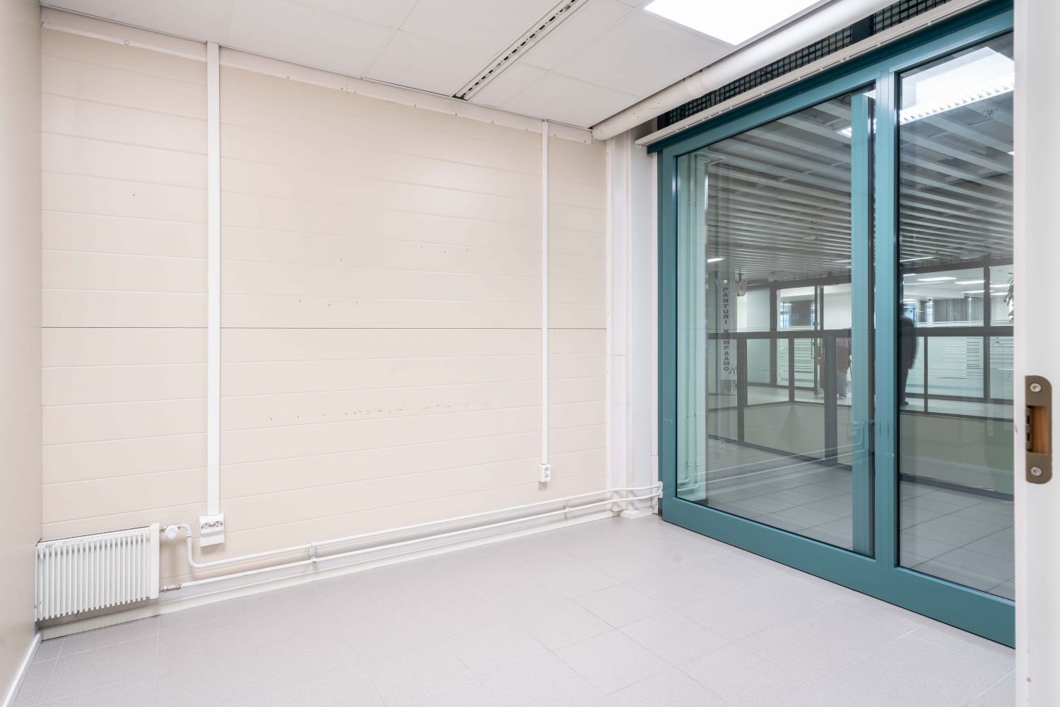 Työhuoneesta näkymä kauppakäytävälle