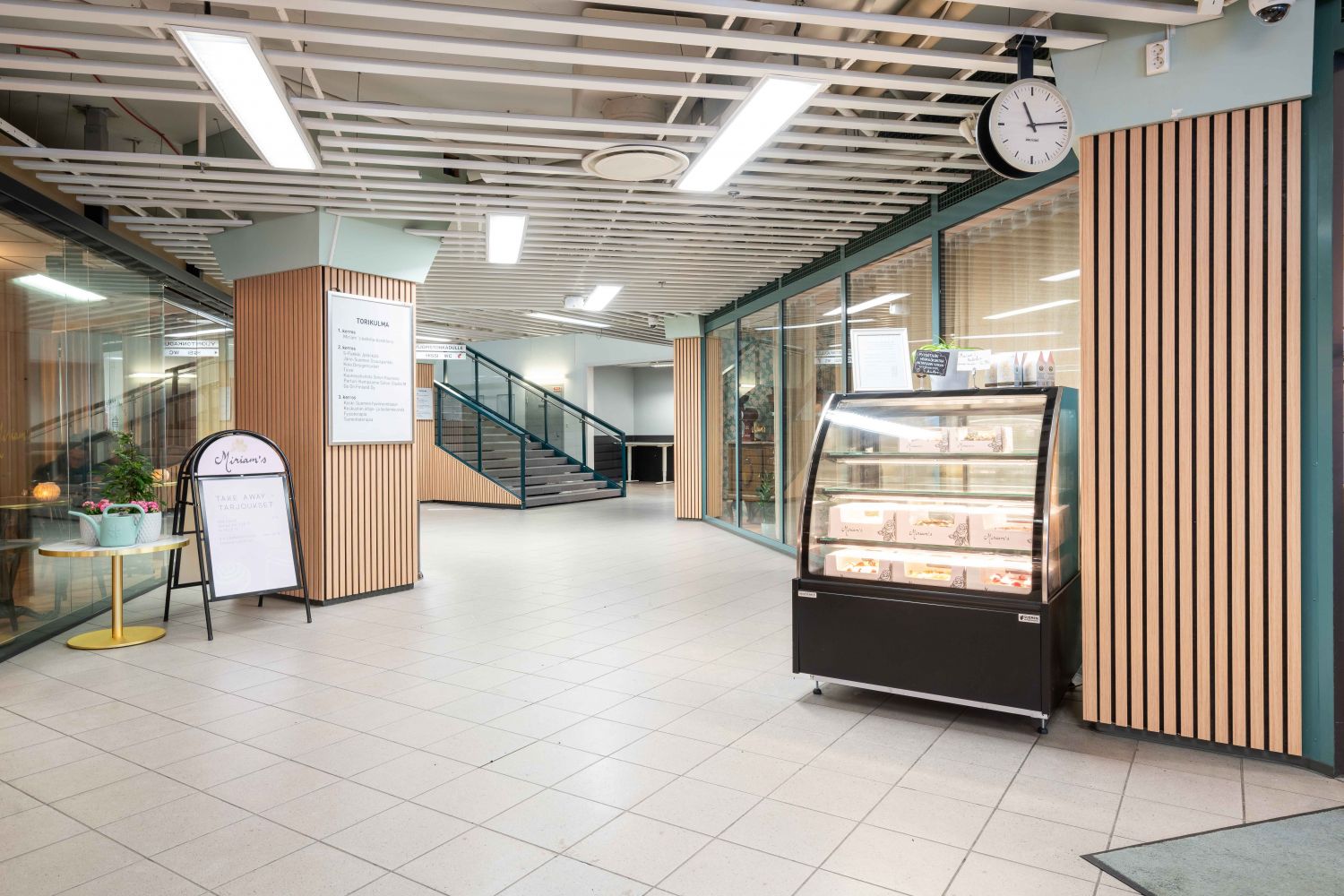 Asemakadun sisääntulo käytävä