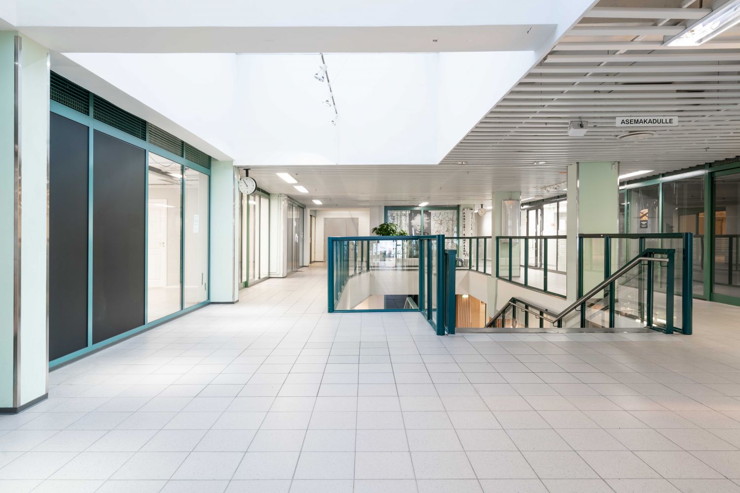 Yliopistonkadun puolen sisääntuloa