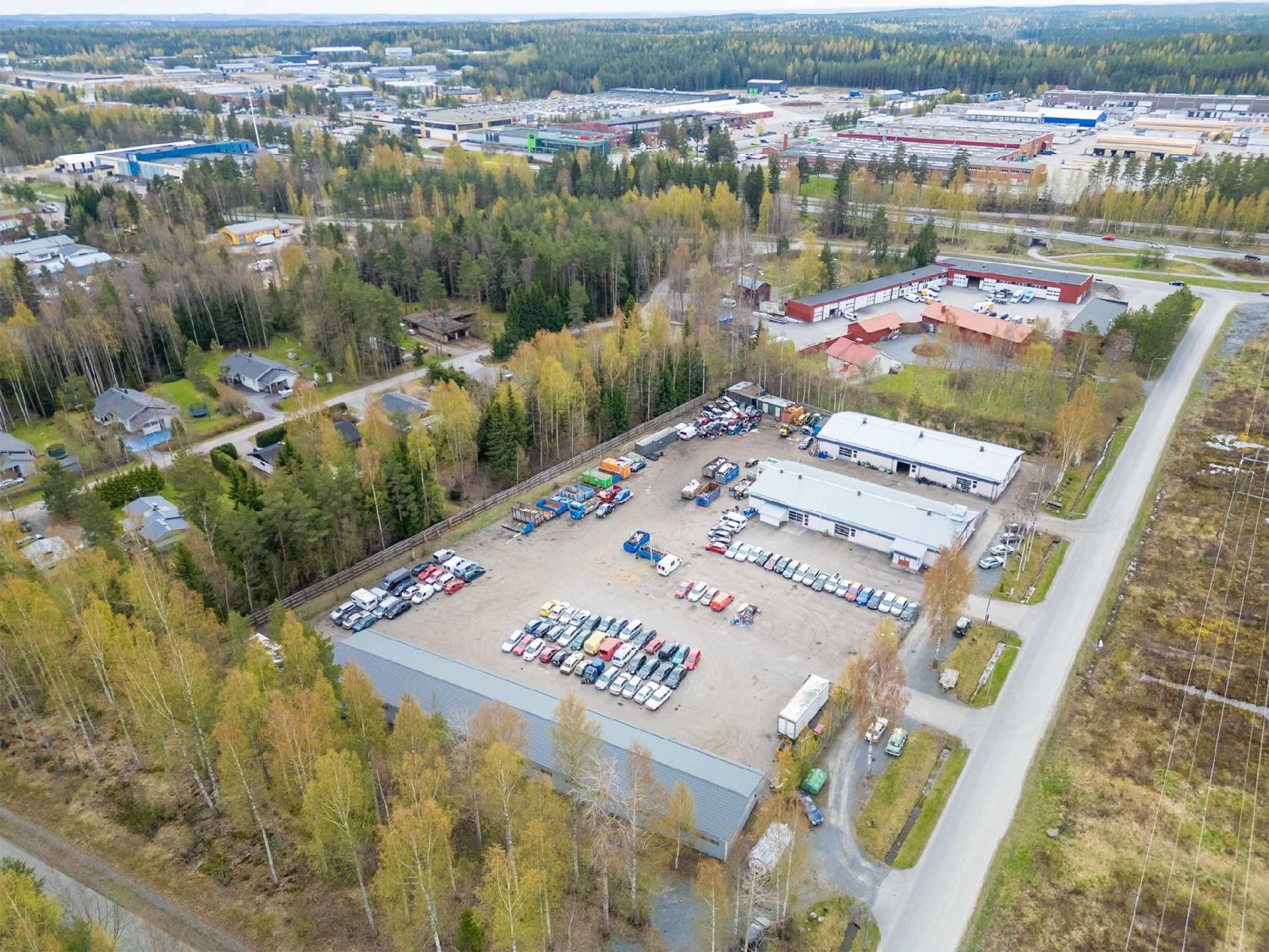 Ylöjärven kirkonseudun Teollisuusalueella on vapautumassa hyvä kokonaisuus. Kolmen kiinteistön kokonaisuus. Yhteishinta 1,4 miljoonaa euroa.Vaasan tielle muutaman minuutin etäisyys. Tontilla kokoa 12 700 m2, alue on kokonaan aidattu osin puu- ja osin metalliaidalla ja asfaltoitu.Kokonaisuus koos...