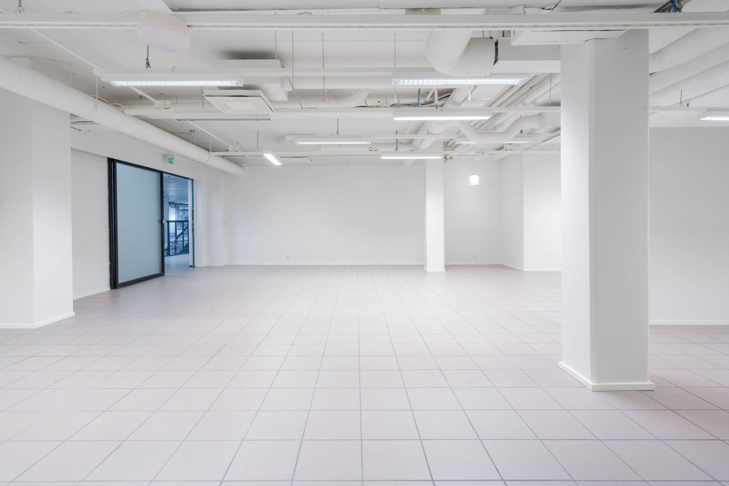 Liiketilan sisääntuloa ja avara toimisto- liiketila