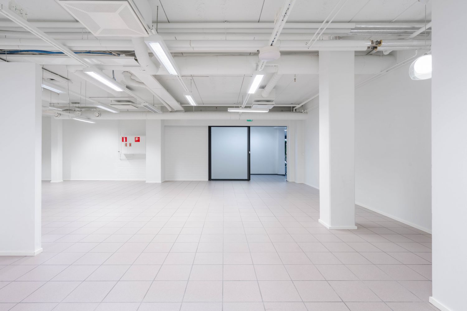 Toimisto- liiketilaan liukuovi käytävältä