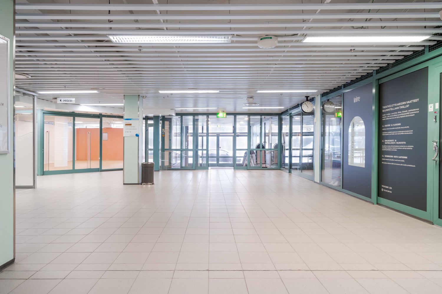 Yliopistonkadun puolen sisääntuloaula ja käytävää