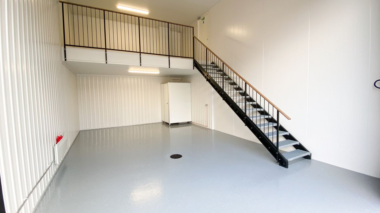 Karistonkadun Talliosakkeella monikäyttöinen varasto, autotalli, harraste-, toimitila 22. Tilassa jo valmiina parvi, wc ...