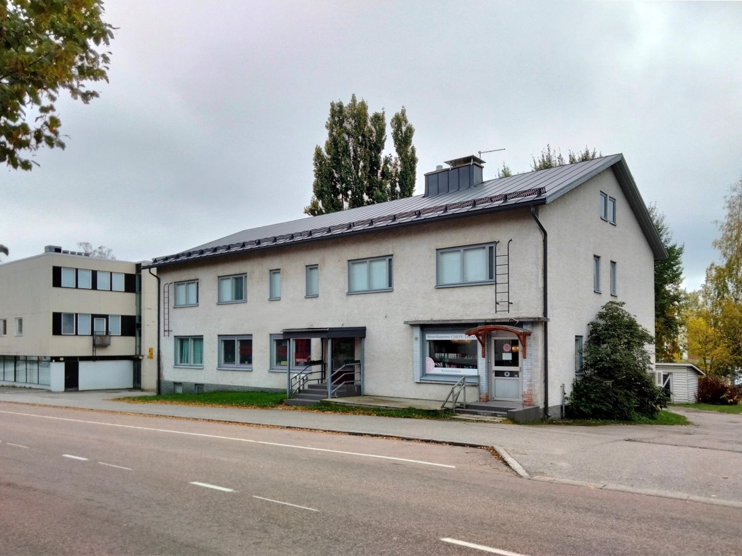 Laukaan keskustasta oma pienkerrostalo. Omalla 1200 m2 kaavatontilla v. 1959 rakennettu pienkerrostalo, jossa katutasossa kaksi liiketilaa, 2.kerroksessa neljä asuinhuoneistoa (1h,kk 32m2, 2h,kk 42m2, 2h,k 66m2 ja  3h,k 70 m2. Kellarikerroksessa saunatilat, varastotilaa ja myymälätila. Kaikki tilat ...