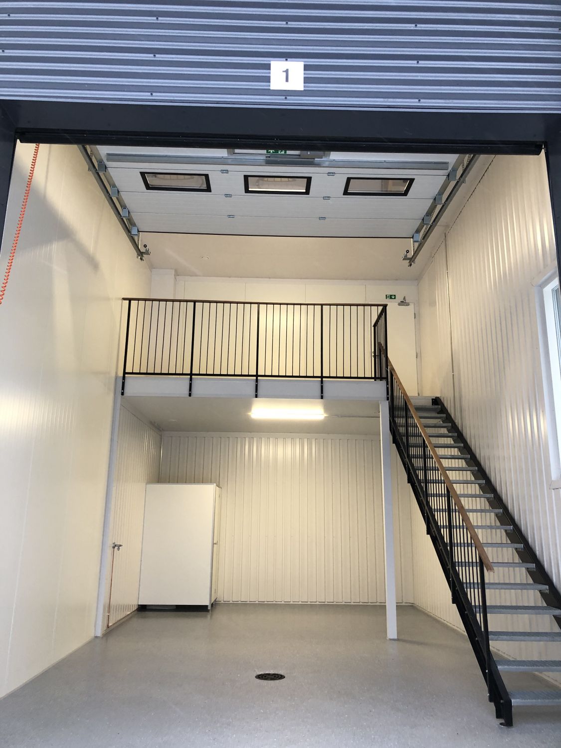 Tilakuva ulkoa sisälle päin