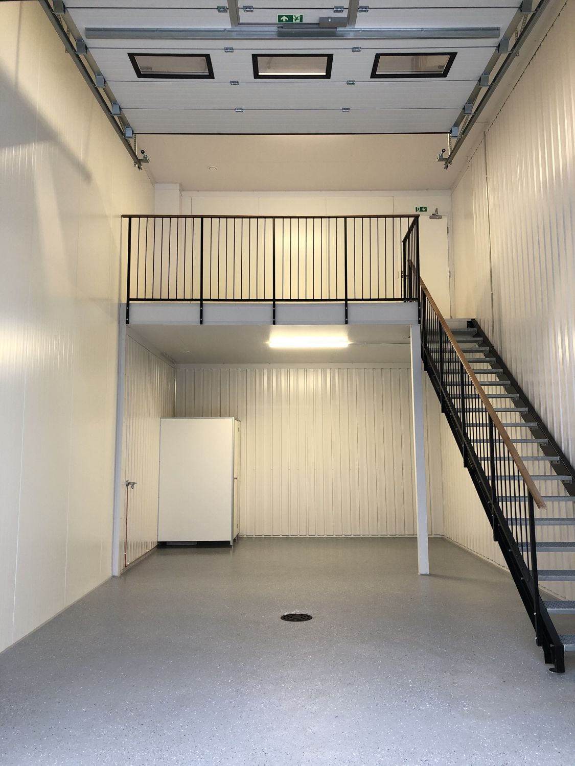 Koivukylän Talliosakkeelta monikäyttöinen ikkunallinen ja valoisa kulmavarasto, autotalli, harraste-, toimitila 1. Tilas...