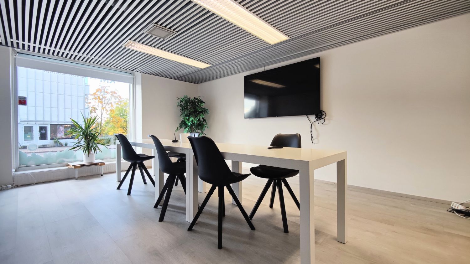 Tarjotaan vuokralle edustavaa toimistotilaa Lohjan keskustassa sijaitsevassa katutason liikehuoneistossa, näkyvällä sijainnilla. Vapautuu sopimuksen mukaan.Liikehuoneistoon kulku porrashuoneen kautta takaovesta sekä Kartsuntieltä pienestä ulko-ovesta, joka johtaa yhteen toimistohuoneeseen, joka vo...