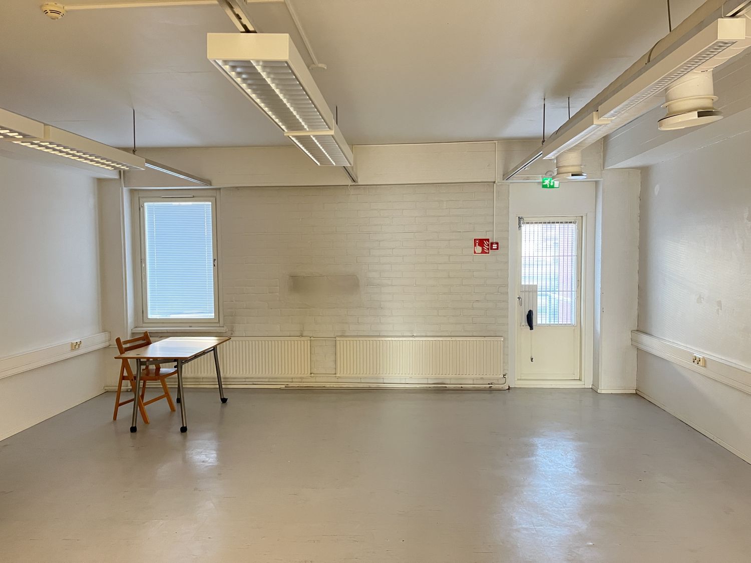 Vuokrataan edullinen toimistokokonaisuus Tampere-talon naapurista! Layout muodostuu aulatilasta, isosta avotoimistosta, viidestä erillishuoneesta ja keittiö-taukotilasta. Kokonaisuuteen sisältyy myös wc-tila ja suihku.Vuokranantaja on varautunut kunnostamaan toimistotilaa yhdessä vuokralaisen kans...